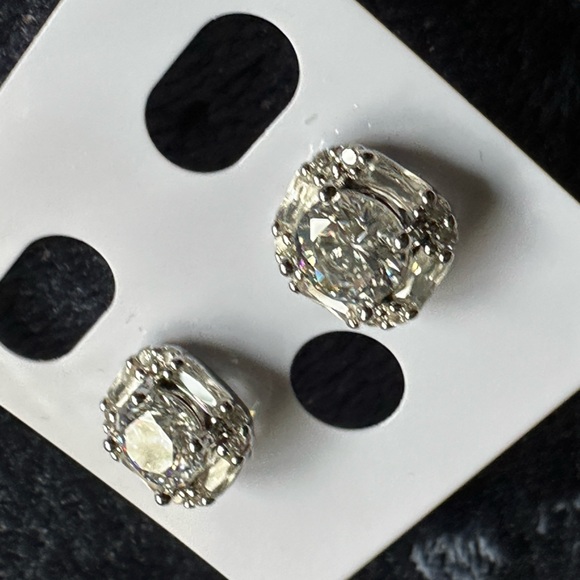 Beautiful classic square style timeless earrings ✨ - Picture 5 of 10